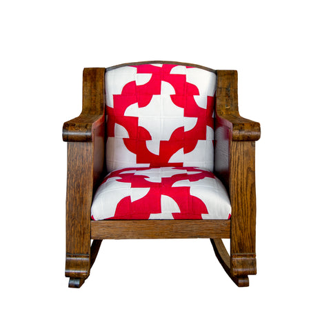 ANTIQUE CRAFTSMAN STYLE OAK ROCKING CHAIR UPHOLSTERED IN RED & WHITE VINTAGE QUILT
