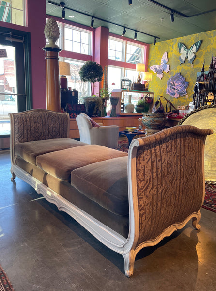 ANTIQUE FRENCH DAYBED IN MOHAIR & FORTUNY