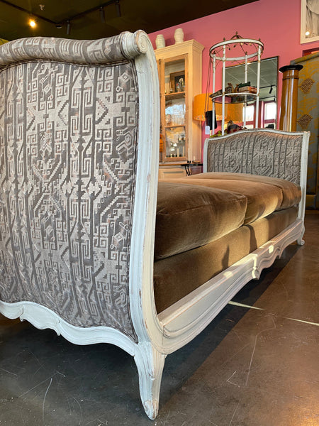 ANTIQUE FRENCH DAYBED IN MOHAIR & FORTUNY